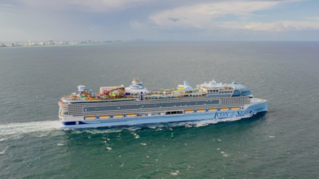 A flyover video of one of the world's largest cruise ships has Redditors talking about the environmental cost of ocean vacations.