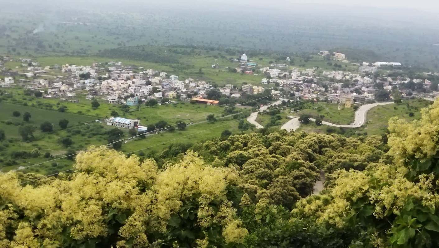 Residents were on high alert after a leopard was caught on camera in an Indian neighborhood.