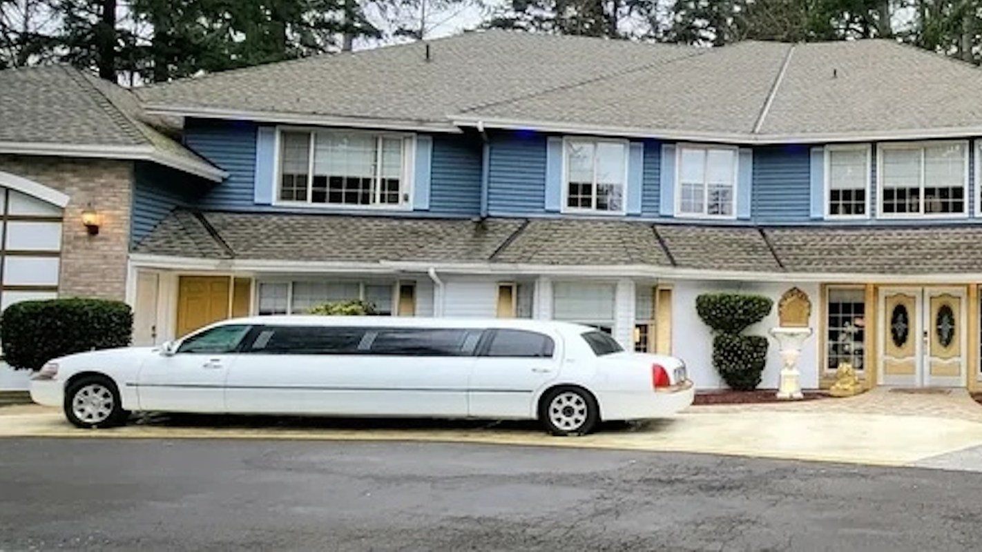 One Reddit user's shared photos of a McMansion and its hilariously gaudy interiors.