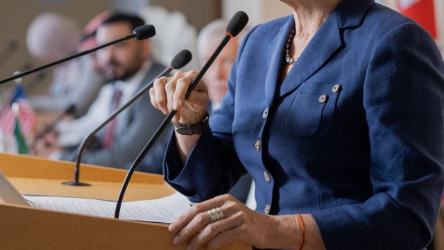 New York's governor, Kathy Hochul, is renewing efforts to stamp out illegal flavored vapes.