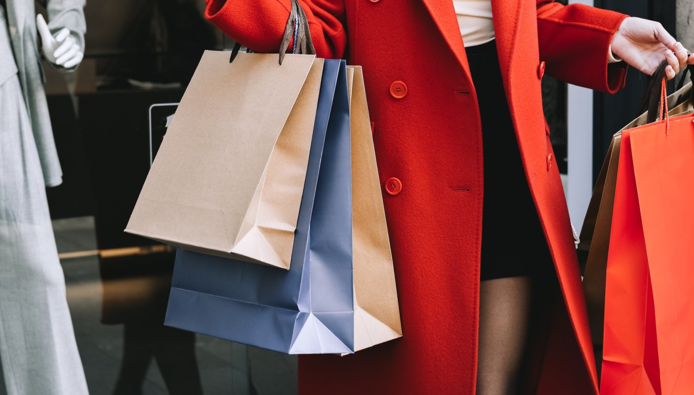 A Redditor shared an image of a Louis Vuitton customer using plastic bags as protection for their purchases.