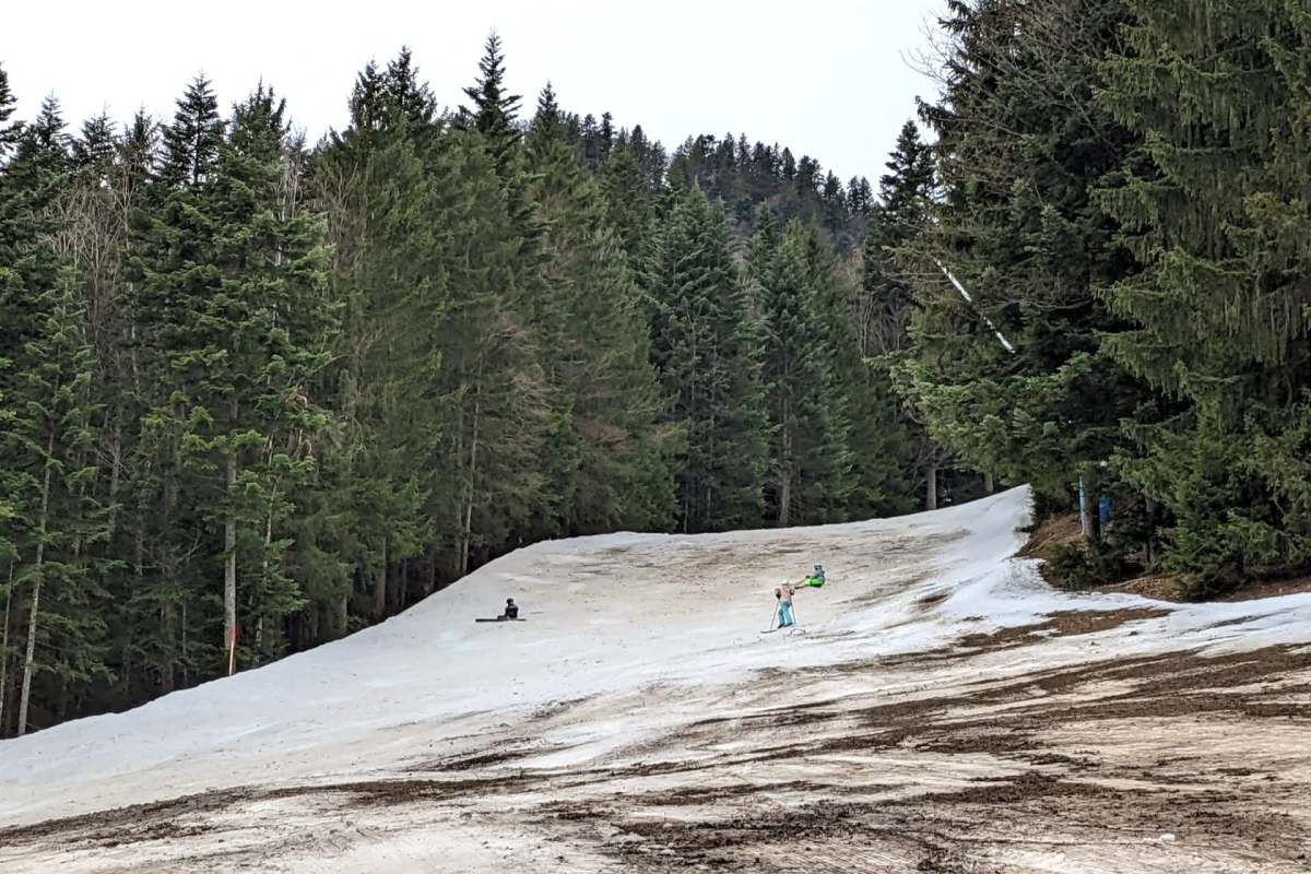Resorts are seeing fewer skiers on U.S. slopes due to a lack of snowfall in the mountains.