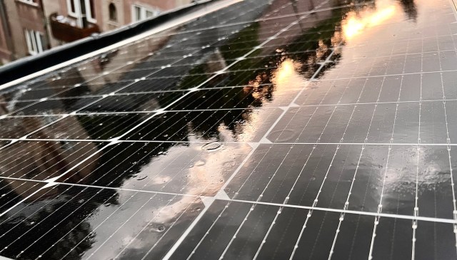Numerous tests and studies have shown that, even in cold and cloudy weather, solar panels can effectively help homeowners generate energy.