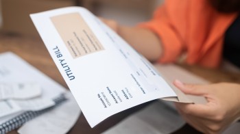 A Redditor with solar panels shared a photo of their energy bill featuring nonsensical efficiency advice.