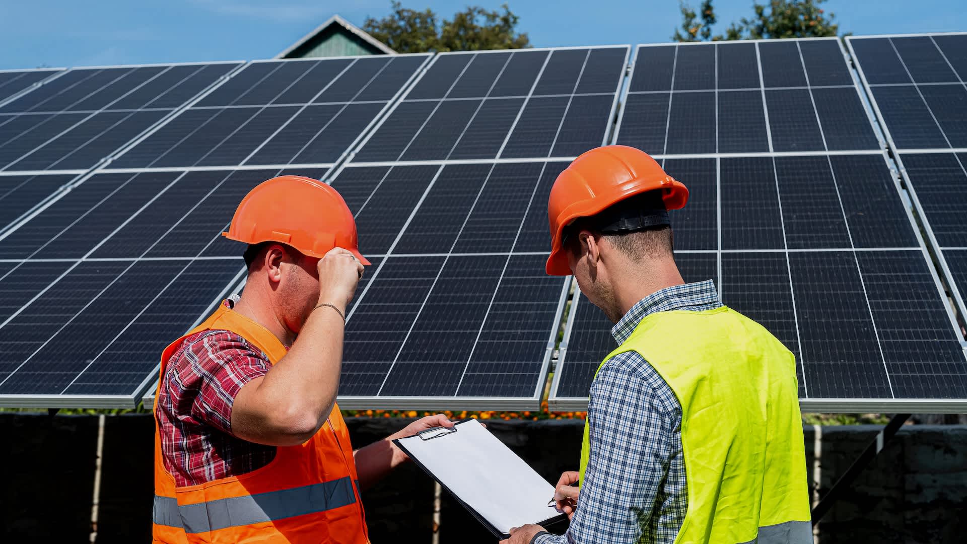 Industry insiders reveal how to avoid the most common scams while going solar: 'Frauds … can cost you tens of thousands of dollars'