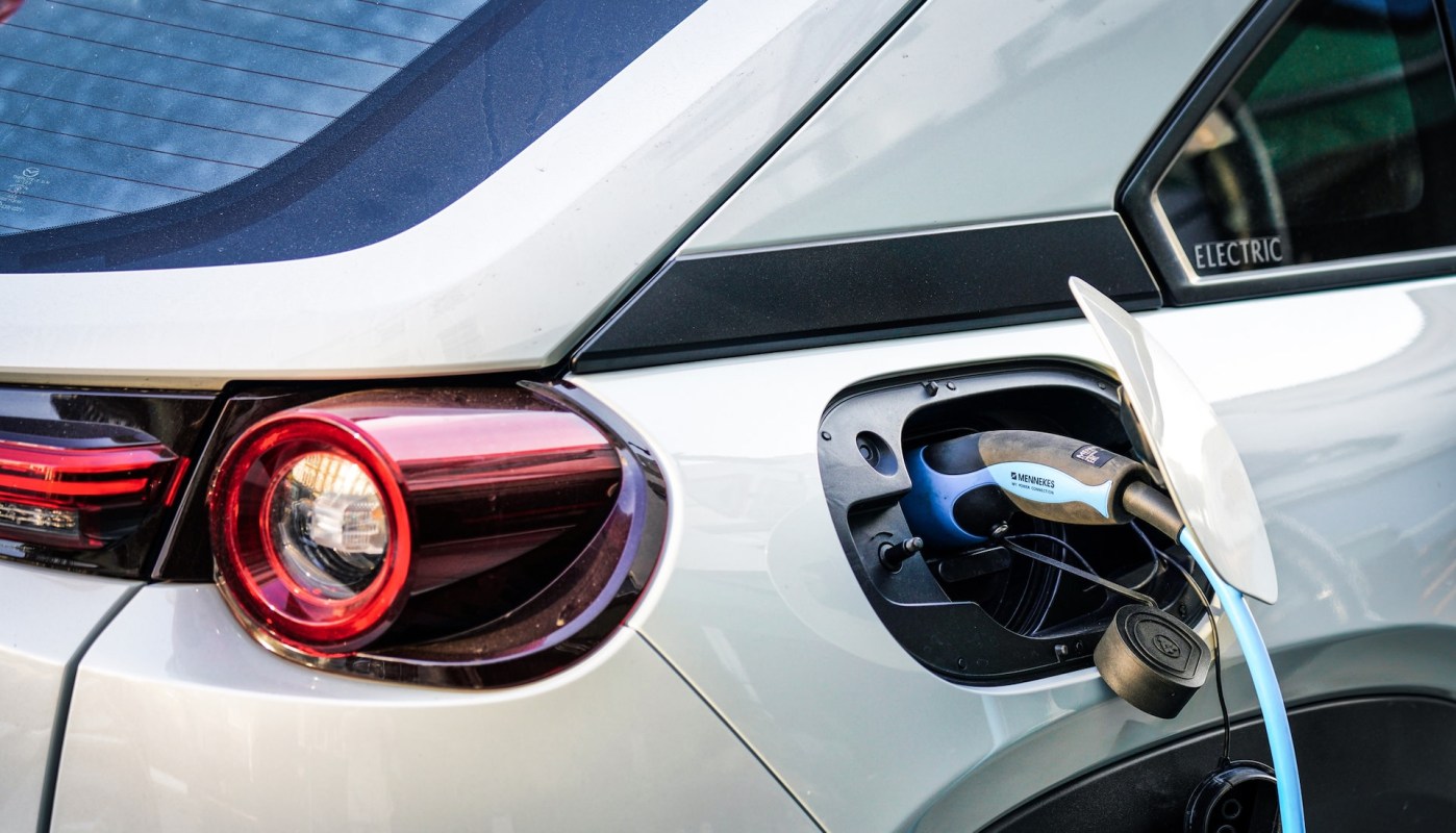 A new partnership in battery manufacturing could help push electric vehicles closer to a long-promised breakthrough.