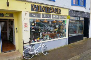 One Reddit user's story about going to a thrift store for sweatpants and discovering a beautiful stained glass lamp instead.