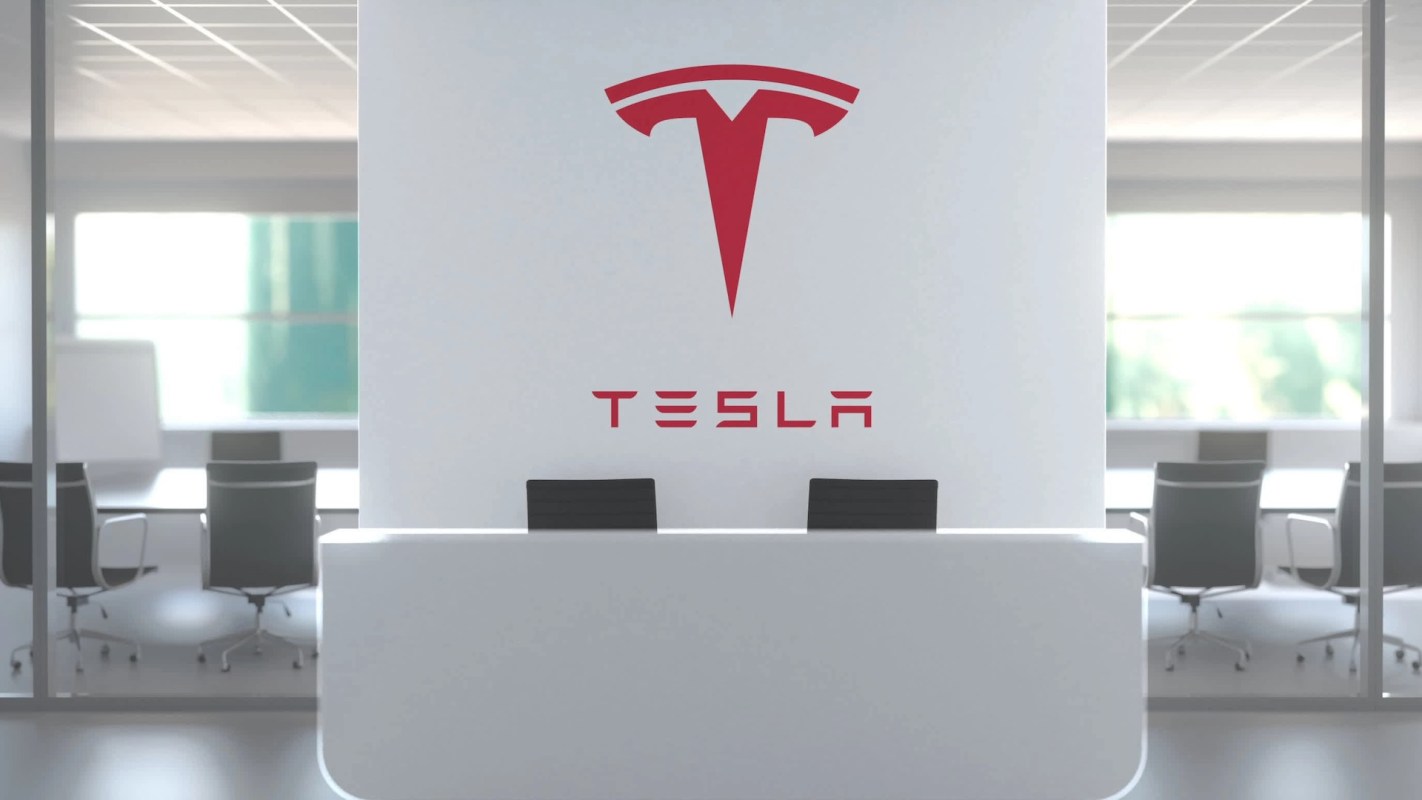 A class-action lawsuit filed in Florida claims that electronically actuated door handles on 2014-16 Tesla Model S cars "routinely fail" after a few years of normal use.