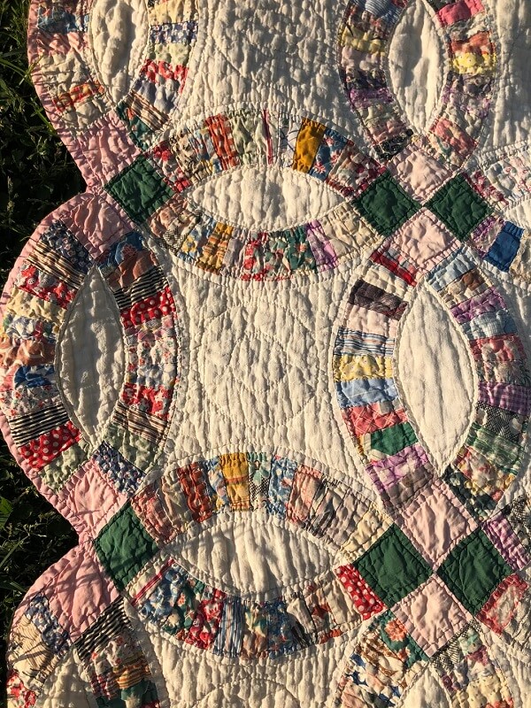 One Redditor had an incredible last-minute discovery at a Goodwill store, where they found a beautiful double wedding ring quilt.