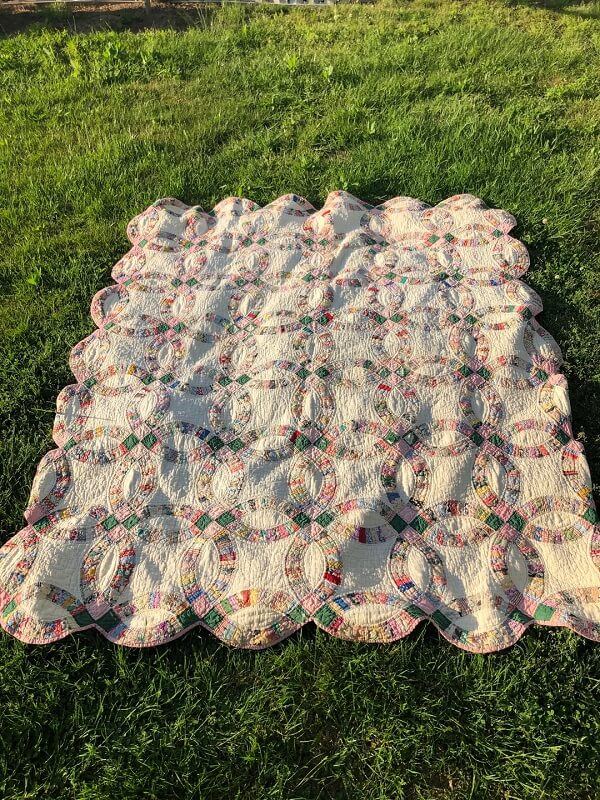 One Redditor had an incredible last-minute discovery at a Goodwill store, where they found a beautiful double wedding ring quilt.