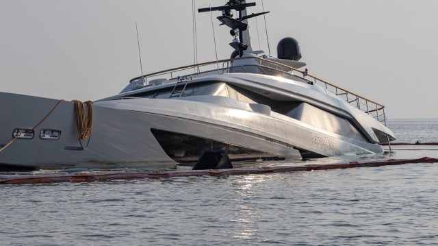 A video of a luxury yacht sinking just moments after launch is drawing reactions online for the shock factor.