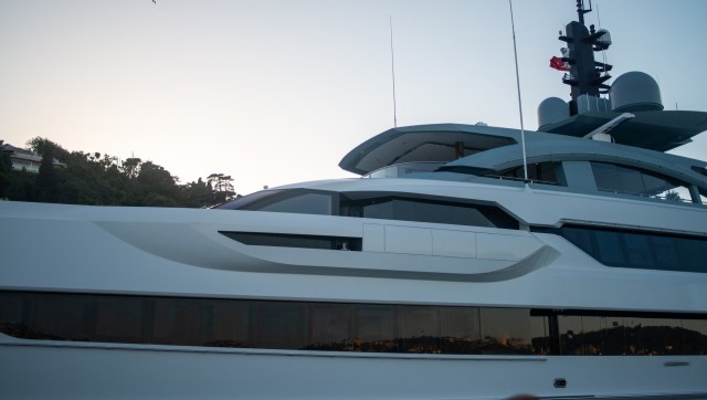 A series of photos posted to Reddit shows a yacht engulfed in smoke at a busy U.S. marina, and the aftermath is just as unsettling as the blaze itself.