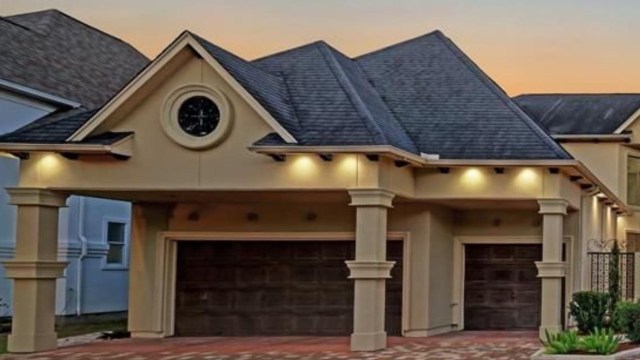 The Redditors in r/McMansionHell had a field day considering a ridiculously gaudy house.