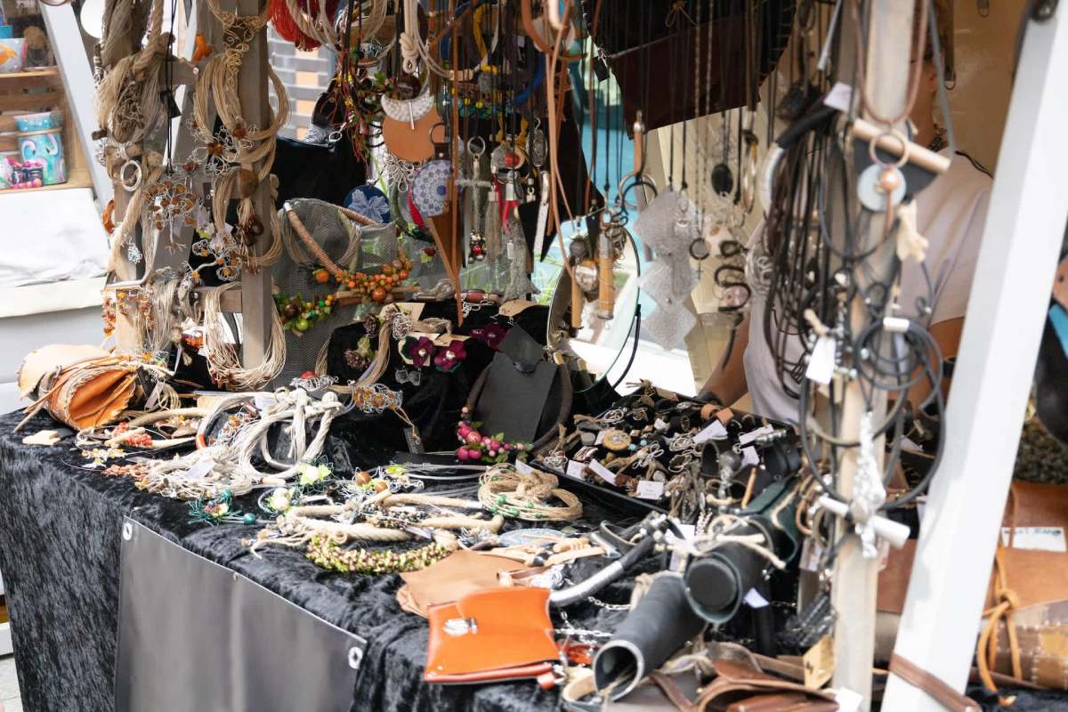 One Redditor found an expensive pair of pens, including Cross pens, at a thrift store for just $8.