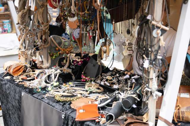 One Redditor found an expensive pair of pens, including Cross pens, at a thrift store for just $8.