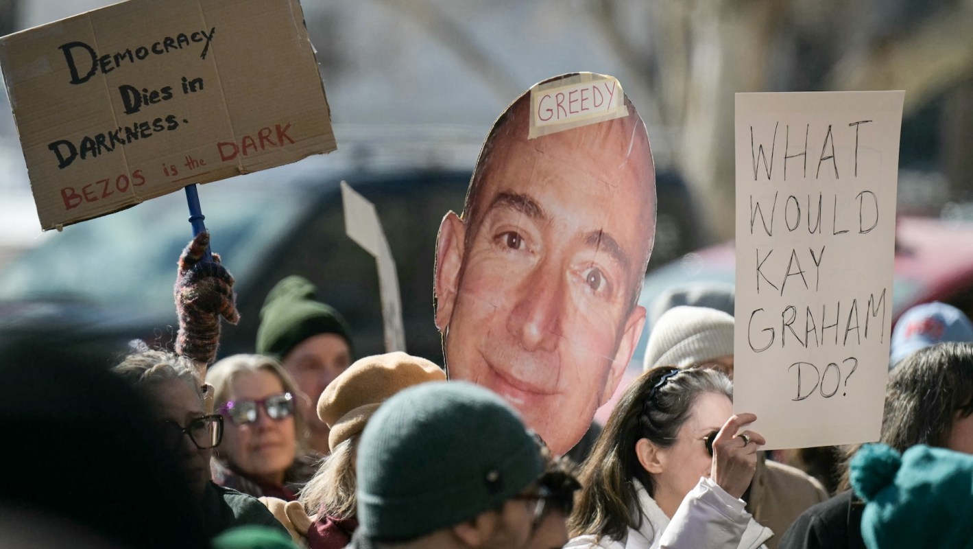 Hundreds of former and current Washington Post employees rallied at the paper's headquarters after massive cuts were announced.