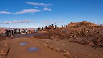 Instagrammer touronsofnationalparks shared a video of several tourists doing the exact opposite of what a clearly visible sign requested at Horseshoe Bend.