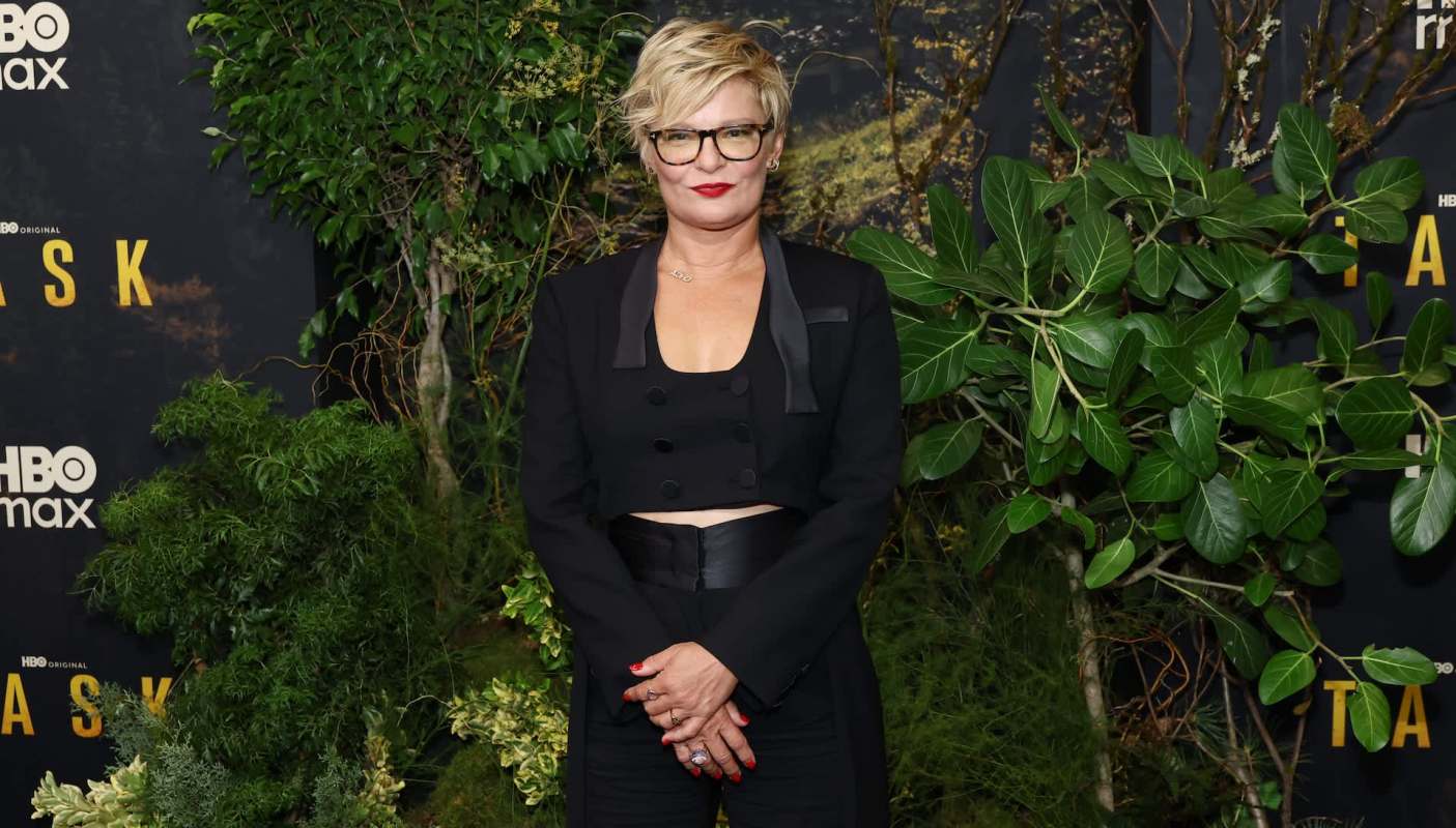 Former Goonies star Martha Plimpton stunned Reddit users with a picture of her natural front yard — and it's causing quite a stir.