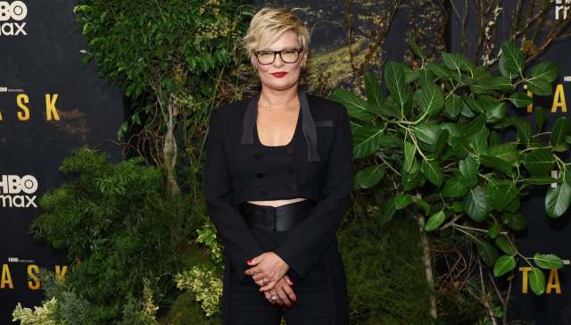 Former Goonies star Martha Plimpton stunned Reddit users with a picture of her natural front yard — and it's causing quite a stir.
