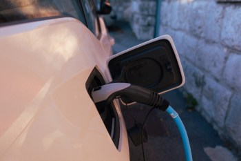 A report comparing electric vehicles and gas-powered cars highlights just how wide the cost gap can be, both at the pump and in routine maintenance.