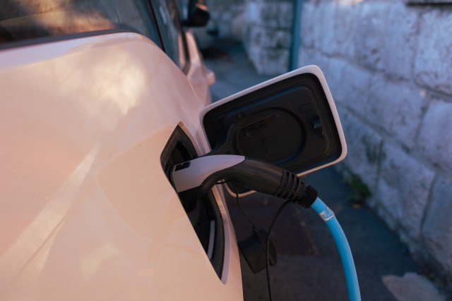 A report comparing electric vehicles and gas-powered cars highlights just how wide the cost gap can be, both at the pump and in routine maintenance.