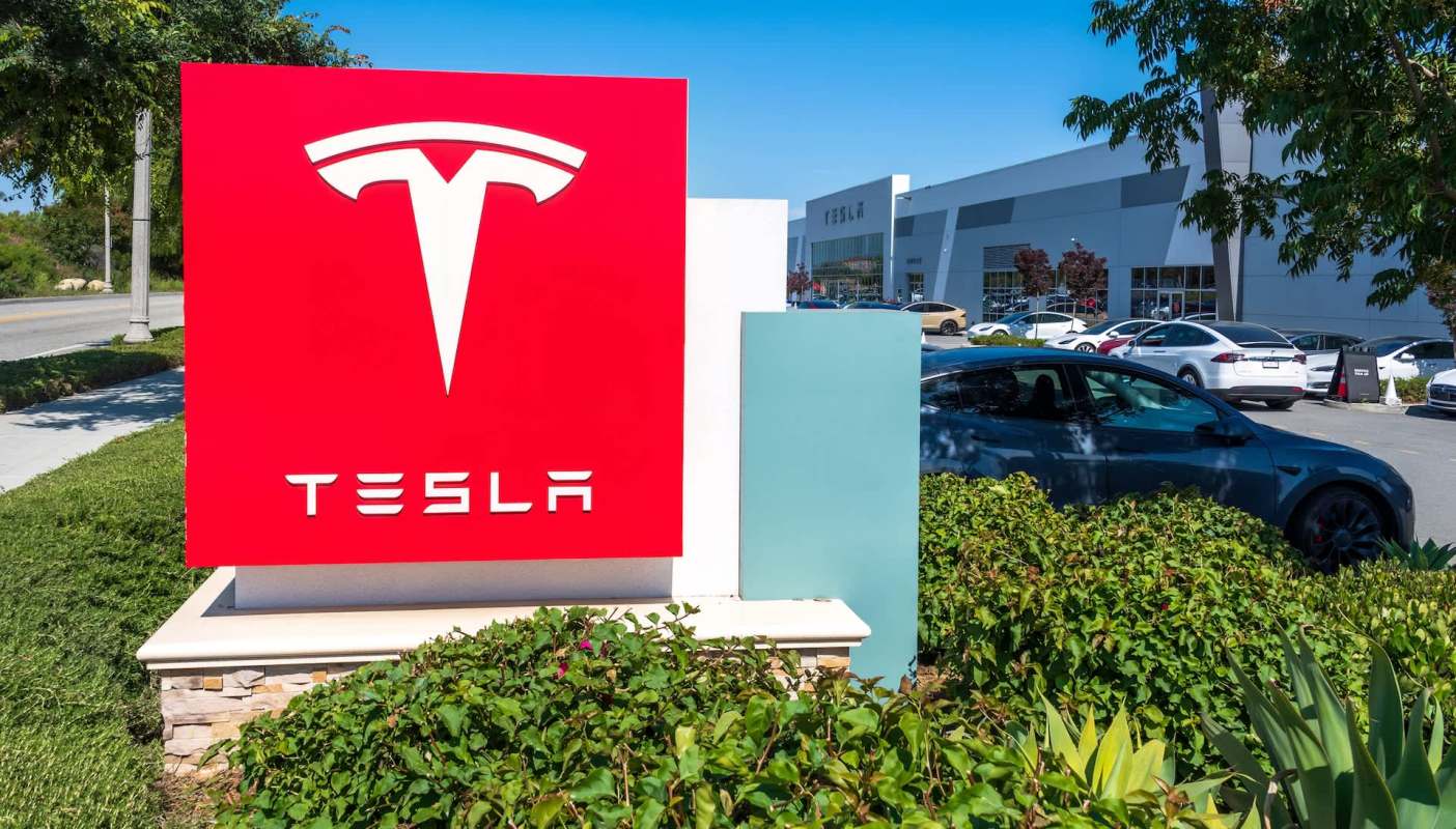 One Redditor shared how they cancelled a Tesla Solar installation and found a local installer instead — but Tesla's rebate offer has them weighing pros and cons.