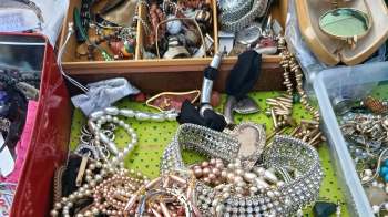 One Redditor found a valuable Victorian mourning locket in a secondhand jewelry box, and fellow thrifters are envious.