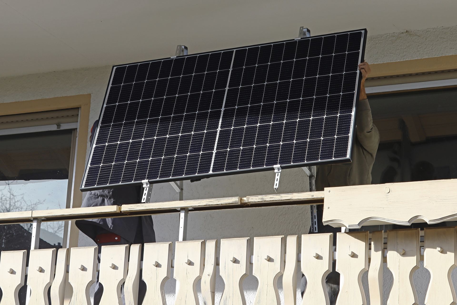 Lawmakers introduce bill to legalize ultra-cheap plug-and-play solar panels: 'This would be huge"