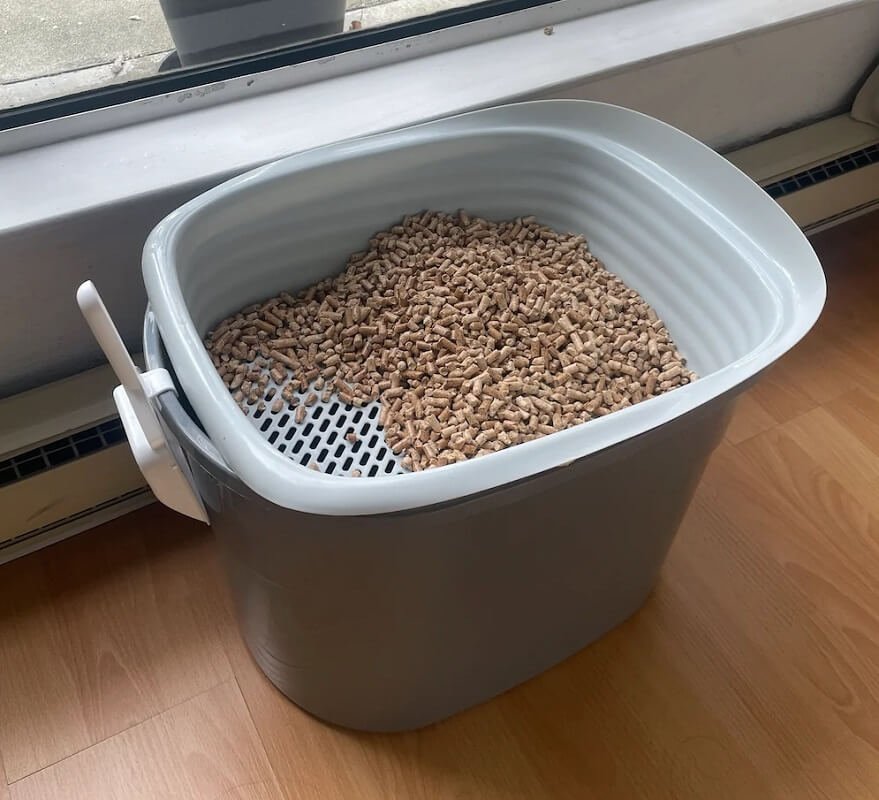 One Reddit user shared their cost-effective and eco-friendly way of using pine pellets as cat litter.