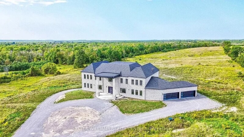 One Redditor shared photos of a Georgina, Ontario, home that drew the internet's ire.