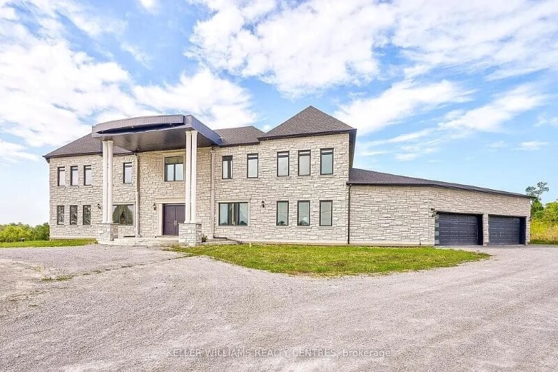 One Redditor shared photos of a Georgina, Ontario, home that drew the internet's ire.