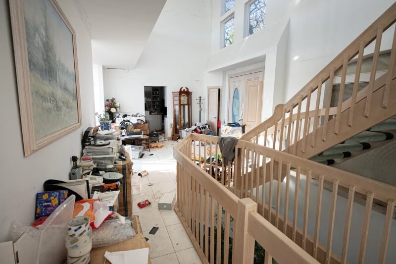 A Redditor shared photos of a $4 million abandoned mansion, and what was left inside has people talking.