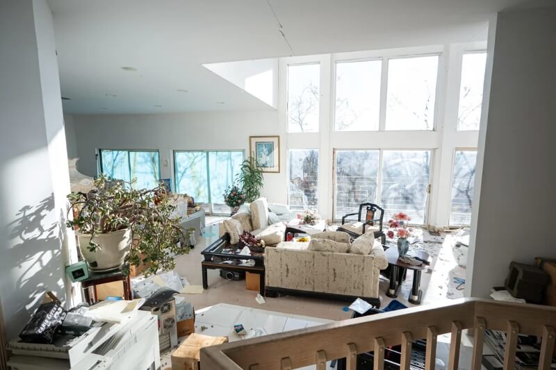 A Redditor shared photos of a $4 million abandoned mansion, and what was left inside has people talking.