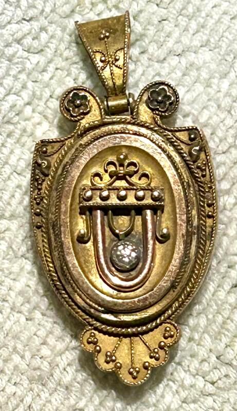 One Redditor found a valuable Victorian mourning locket in a secondhand jewelry box, and fellow thrifters are envious.