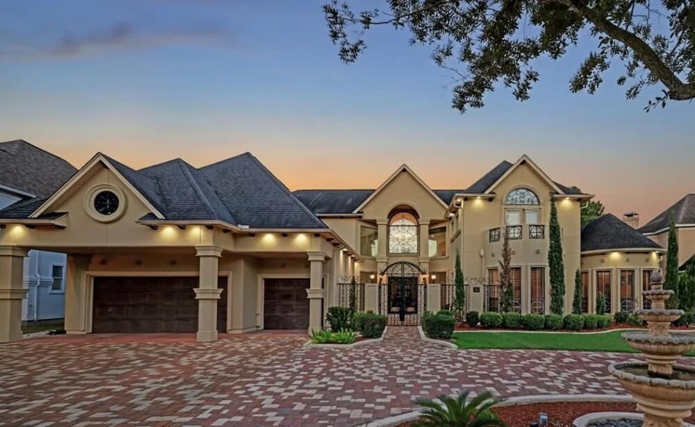 The Redditors in r/McMansionHell had a field day considering a ridiculously gaudy house.