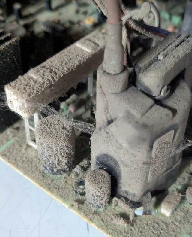 A redditor shared the story of how they found a small vintage TV that had been discarded and decided to restore it.