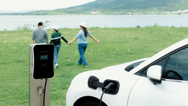 When more people drive electric vehicles in a region, air pollution levels significantly decrease.