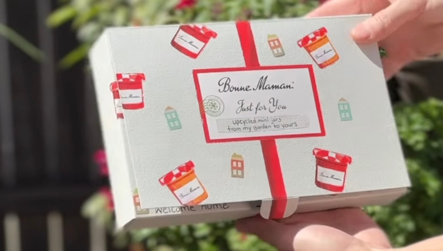 One woman cleverly upcycled empty jam jars into a thoughtful housewarming gift.