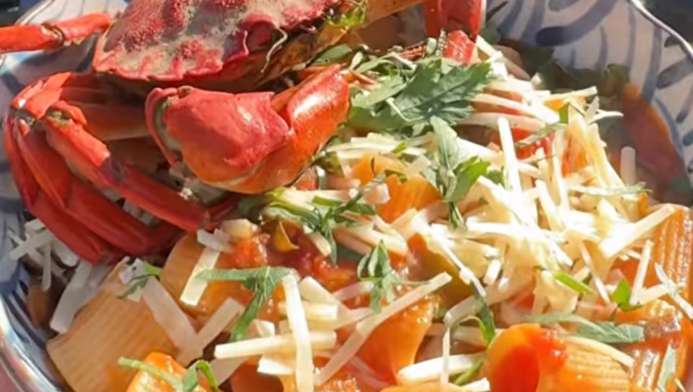 One fisherman shared a YouTube video showing how he caught a fresh haul of green crabs and turned it into a five-star meal.