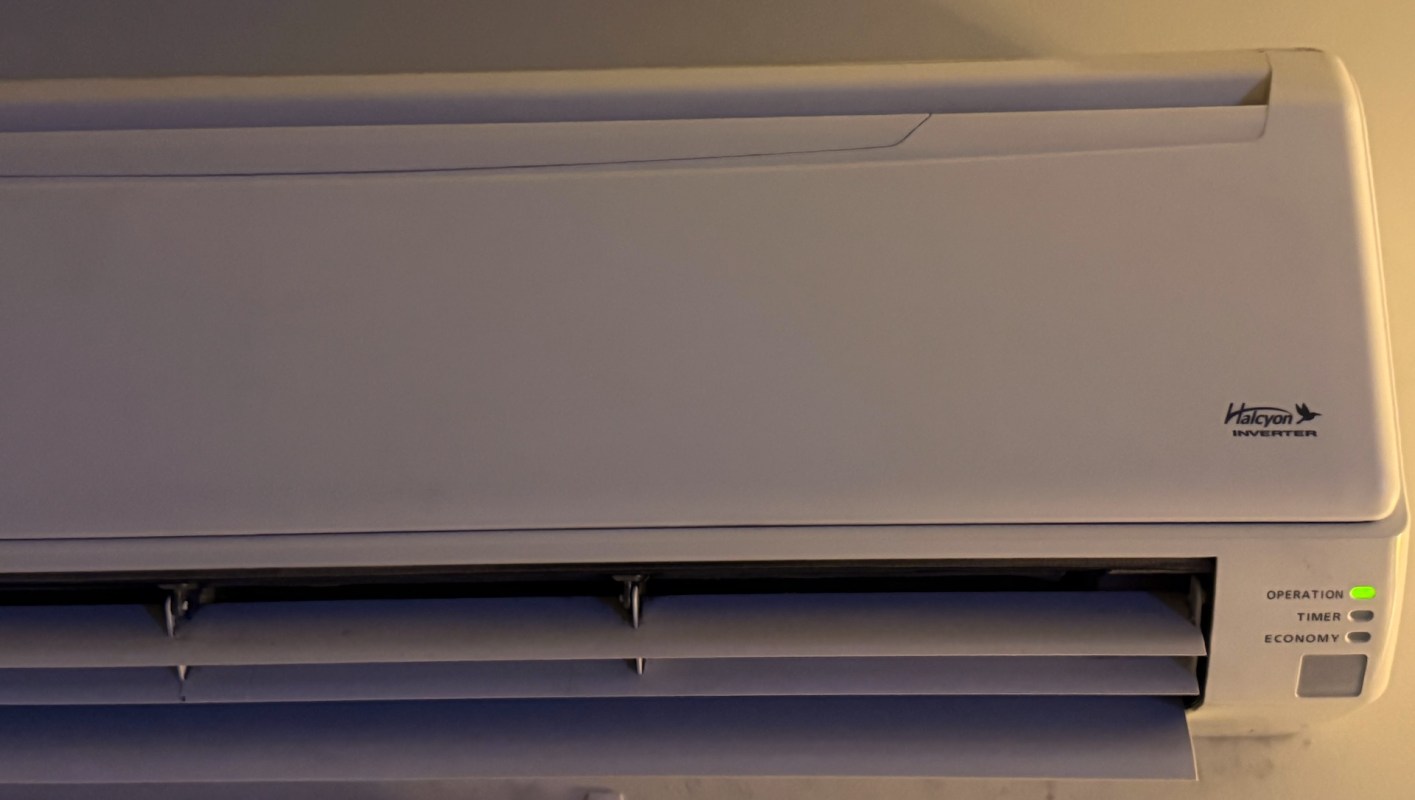 One Reddit user shared how their 15-year-old heat pump debunked a common myth, keeping their home toasty during near-single-digit temperatures.