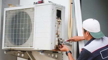 When an Ottawa homeowner watched installers set up their new heat pump last summer, they trusted the professionals, who didn't actually know what they were doing.