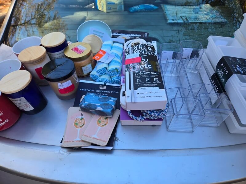 One dumpster-diving Redditor shared a haul that dreams are made of, featuring perfectly good stuff rescued from the trash.