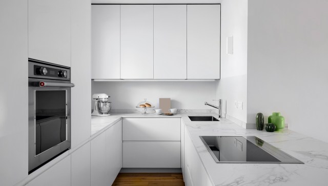 One chef's review of induction and gas stoves helps chefs and home cooks evaluate the two options by debunking myths of both.