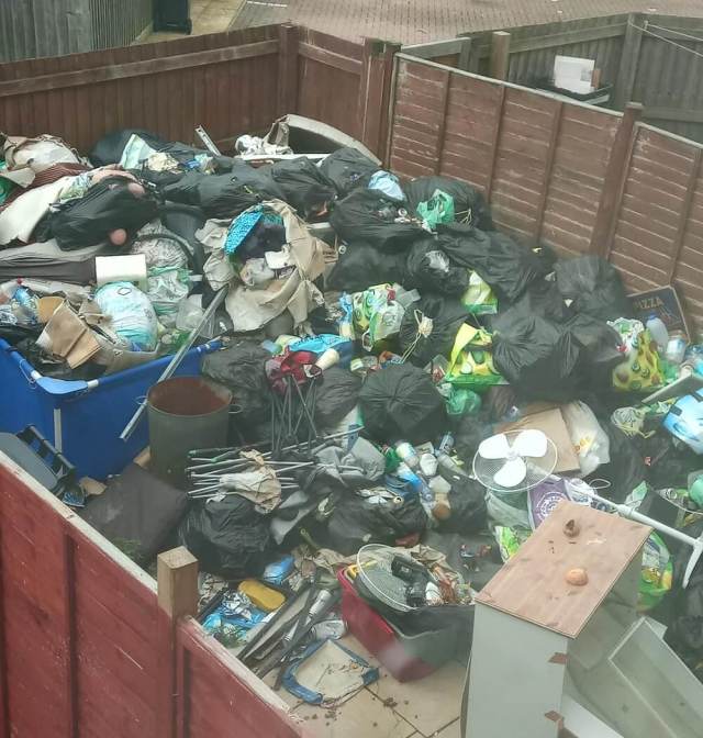 One person went to r/BadNeighbors to share about their neighbor's yard that was filled with trash.