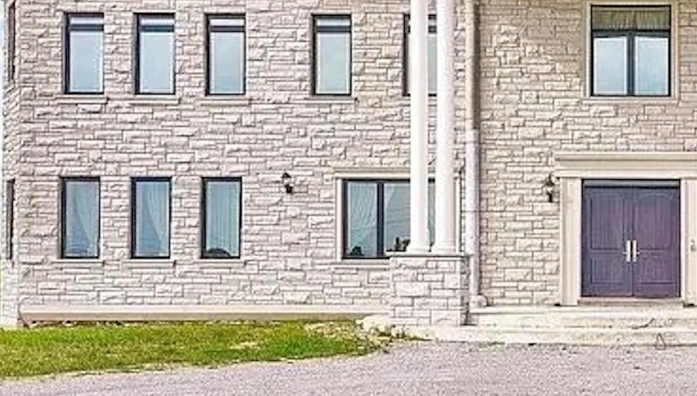 One Redditor shared photos of a Georgina, Ontario, home that drew the internet's ire.