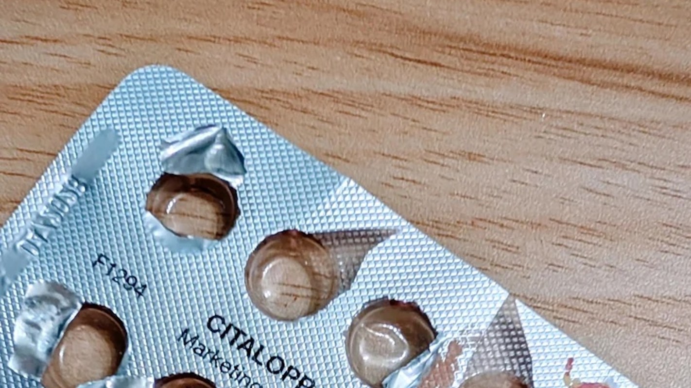 One resourceful artist found a clever way to repurpose their used pill packets as mini painting palettes.