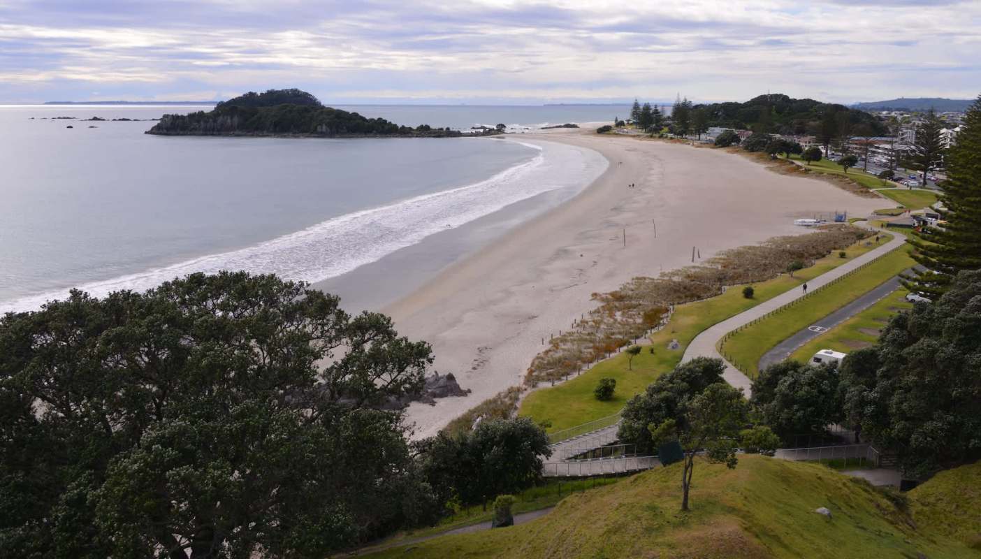 A kayaker called for help after she spotted oil spilling from an overturned yacht on the water in New Zealand.