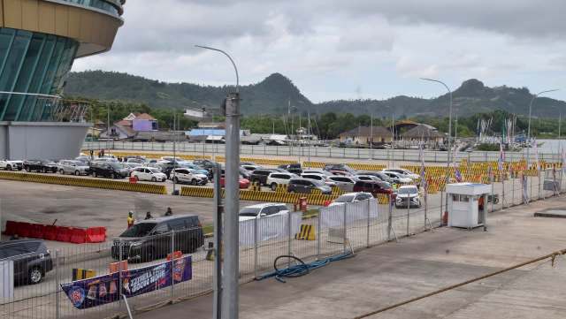 Authorities intercepted hundreds of snake and turtle skins intended for the wildlife trade, including 445 python skins, at a major port in Indonesia.