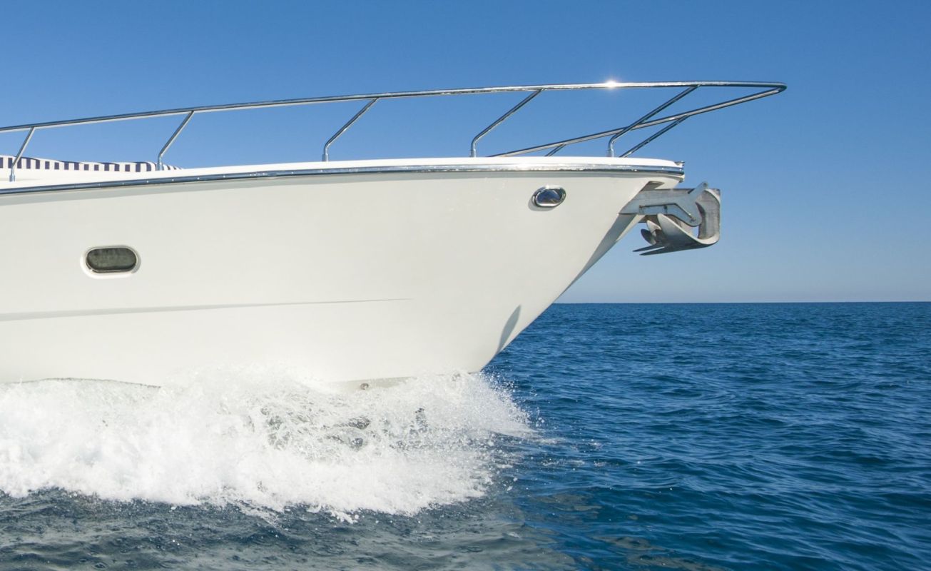 A 160-foot yacht named 007 sinking at a tourist hotspot in Greece prompted Reddit users to make light of the wreck.