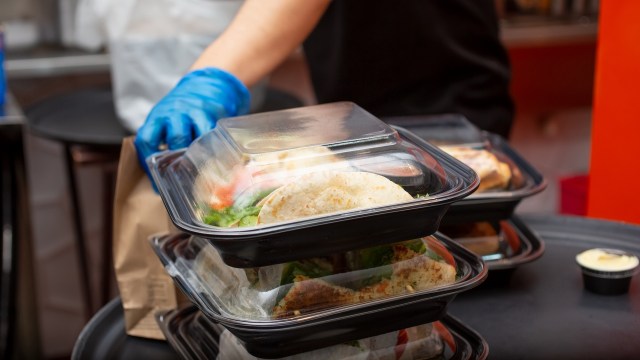 Delaware lawmakers have advanced a bill that would stop restaurants from automatically including plastic forks, napkins, and condiment packets in takeout and delivery orders.